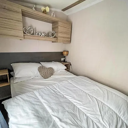 Beautiful Caravan With Decking And Free Wifi At Highfield Grange Ref 26740Wr Clacton-on-Sea Exterior photo
