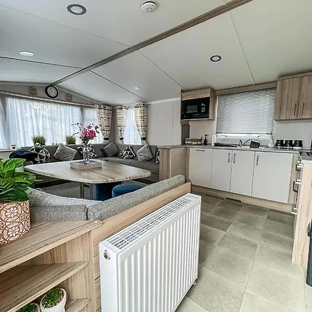 Beautiful Caravan With Decking And Free Wifi At Highfield Grange Ref 26740Wr Clacton-on-Sea Exterior photo