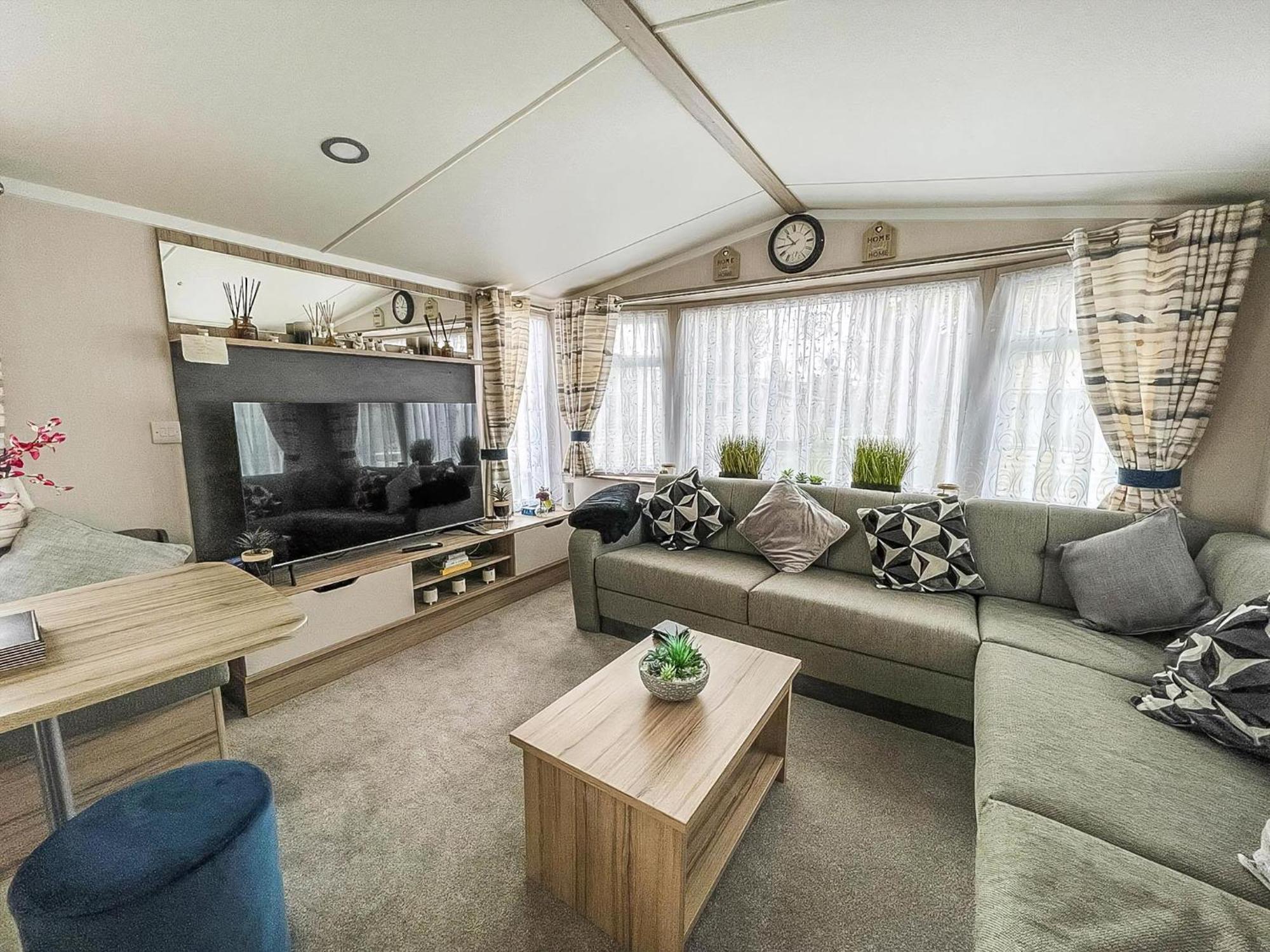 Beautiful Caravan With Decking And Free Wifi At Highfield Grange Ref 26740wr * Clacton-on-Sea