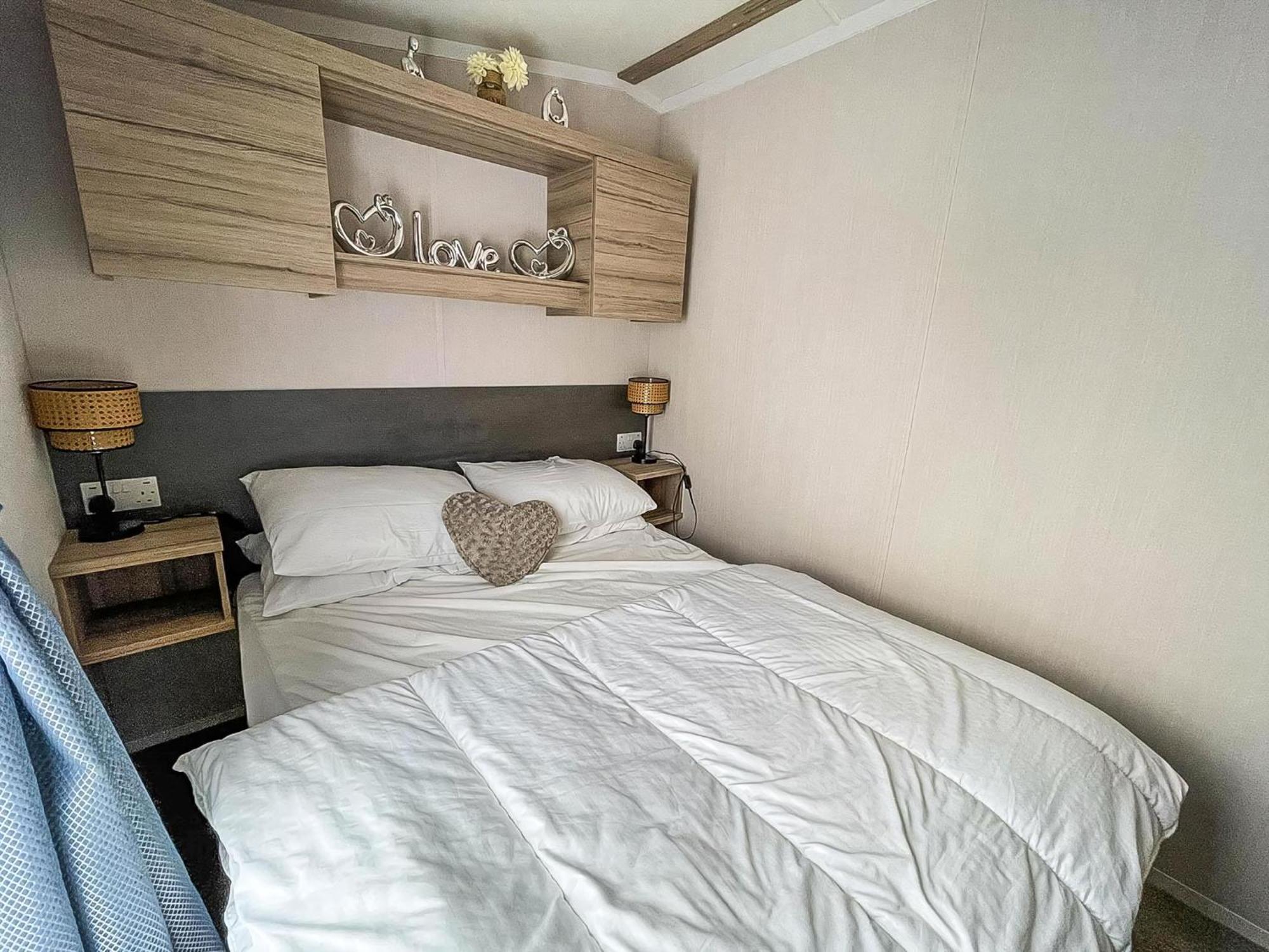 Beautiful Caravan With Decking And Free Wifi At Highfield Grange Ref 26740wr Campsite Clacton-on-Sea