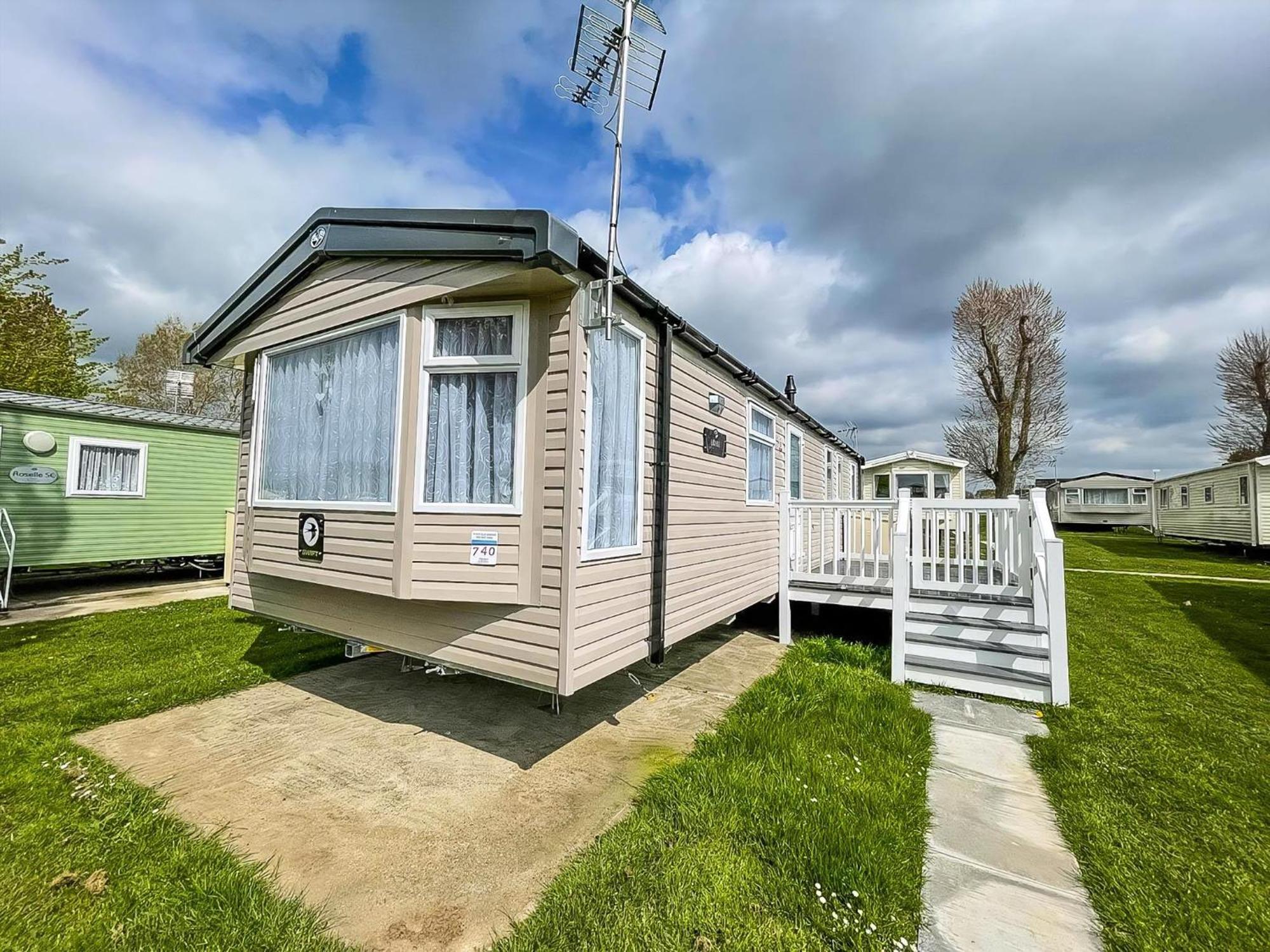 Beautiful Caravan With Decking And Free Wifi At Highfield Grange Ref 26740wr Campsite Clacton-on-Sea