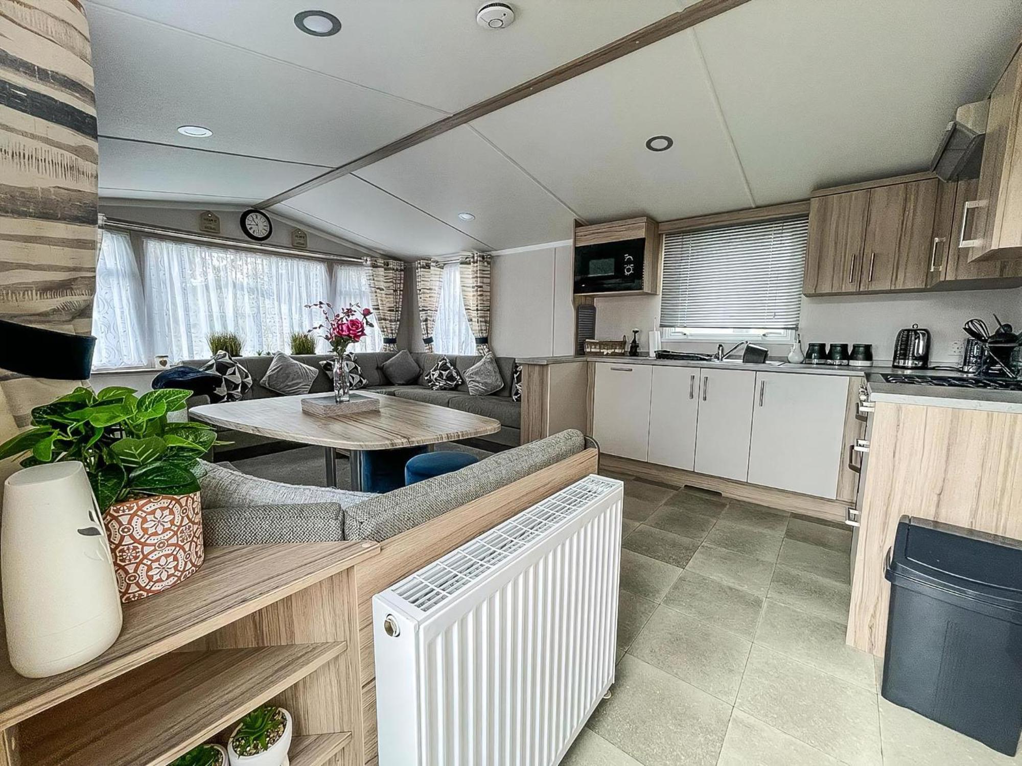 Beautiful Caravan With Decking And Free Wifi At Highfield Grange Ref 26740wr * Clacton-on-Sea